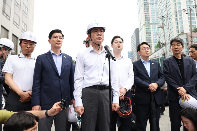 ▲ 정원오 더불어민주당 서울시장 후보가 지난 26일 서울 서대문구 서소문 고가도로 붕괴 사고 현장을 찾아 발언하는 모습. ⓒ뉴시스
