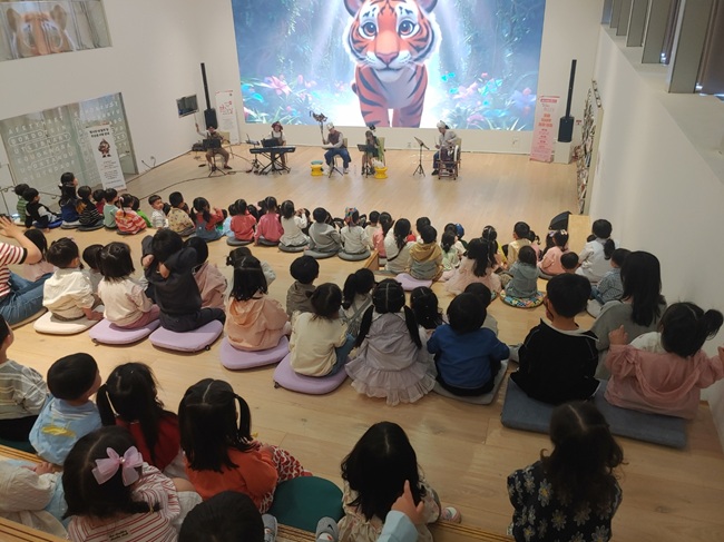▲ 삼척관광문화재단이 5월 '구석구석 문화가 있는 날' 사업의 일환으로 이사부독도기념관에서 어린이 대상 관객 참여형 뮤지컬 공연인 'KID’S K-콘서트: ㅋㅋㅋ놀자'를 성황리에 개최했다. ⓒ삼척관광문화재단
