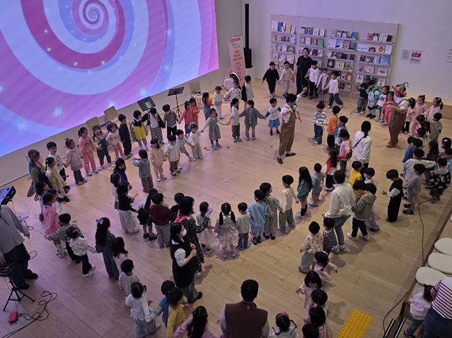 ▲ 삼척관광문화재단이 5월 '구석구석 문화가 있는 날' 사업의 일환으로 이사부독도기념관에서 어린이 대상 관객 참여형 뮤지컬 공연인 'KID’S K-콘서트: ㅋㅋㅋ놀자'를 성황리에 개최했다. ⓒ삼척관광문화재단