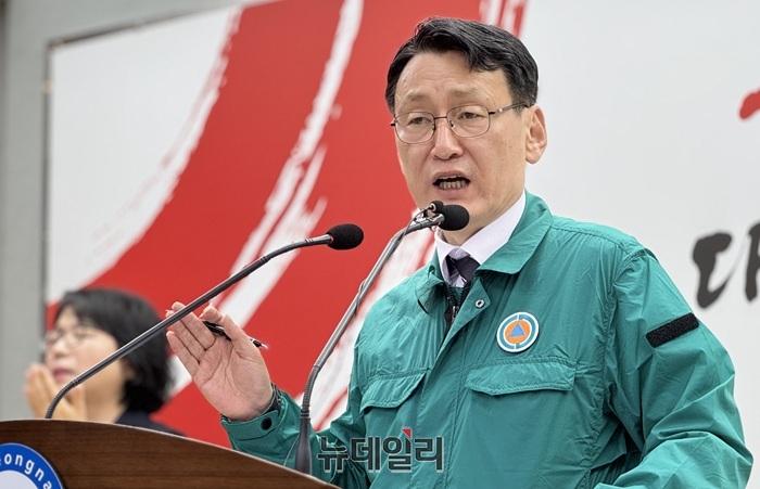 ▲ 홍종완 충남도지사 권한대행이 27일 도청 프레스센터에서 열린 여름철 풍수해 종합대책 기자회견에서 기후위기 대응과 인명 피해 최소화를 위한 선제 대응 방안을 발표하고 있다.ⓒ이길표 기자