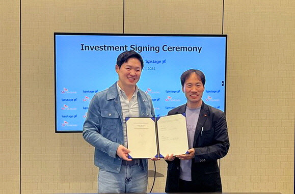 ▲ 최성환 SK네트웍스 사업총괄 사장이 김성훈 업스테이지 대표와 기념 촬영을 하고 있다. ⓒSK네트웍스