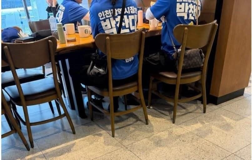 ▲ 박찬대 더불어민주당 인천시장 후보 선거 운동원으로 보이는 사람들이 스타벅스에 앉아 있다. ⓒ커뮤니티 갈무리