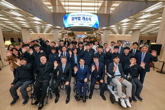 ▲ 지난 26일 경기도 의왕연구소에서 열린 현대모비스 자회사형 장애인 표준사업장 모아빛 개소식에서 이규석 현대모비스 사장(앞줄 왼쪽 세번째)과 이종성 한국장애인고용공단 이사장(앞줄 왼쪽 네번째)이 관계자들과 기념촬영을 하고 있다. ⓒ현대모비스