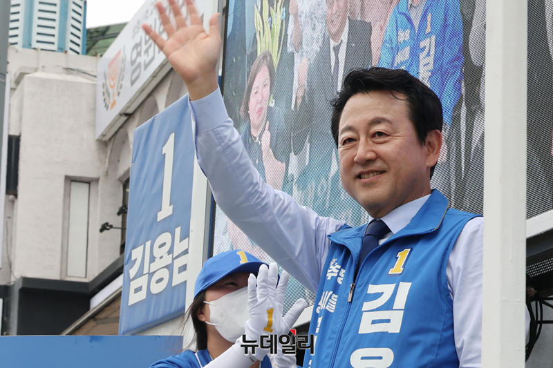 ▲ 김용남 더불어민주당 평택을 국회의원 재선거 후보가 지난 26일 경기 평택시 안중시장에서 차량에 올라 지지를 호소하는 모습. ⓒ이종현 기자