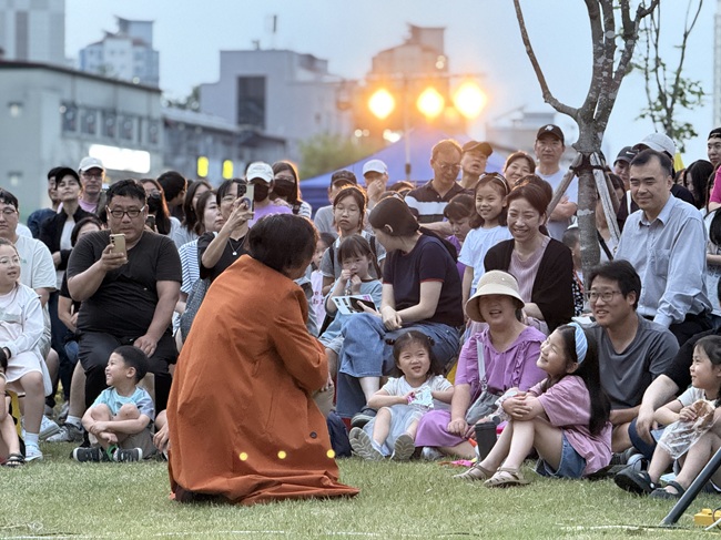 [포토뉴스] 춘천 곳곳을 누비는 '춘천마임축제' 공연