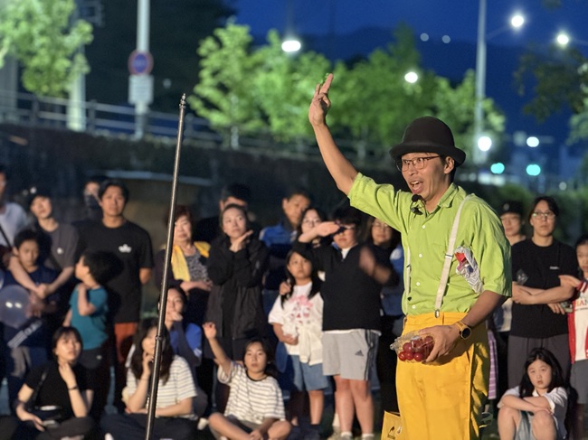 ▲ 춘천마임축제 거리공연 프로그램이 춘천 도심 곳곳에서 이어지며 시민들의 눈길을 끌고 있다. 시민 참여형 거리공연 프로그램인 '걷다보는마임'이 지난 25일부터 28일까지 석사천 산책로에서 마임과 서커스, 거리예술 공연을 펼쳤다. ⓒ춘천시