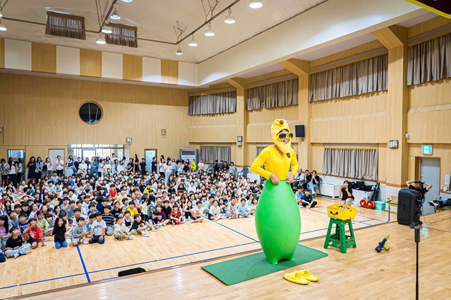 ▲ 춘천마임축제 거리공연 프로그램이 춘천 도심 곳곳에서 이어지며 시민들의 눈길을 끌고 있다. 거리예술 프로젝트 '도깨비유랑단'도 지난 26일 성림초서 국내외 예술가들이 학생들과 가까운 거리에서 호흡하며 다양한 거리예술 퍼포먼스를 선보였다. ⓒ춘천시