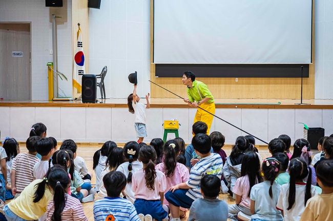 ▲ 춘천마임축제 거리공연 프로그램이 춘천 도심 곳곳에서 이어지며 시민들의 눈길을 끌고 있다. 거리예술 프로젝트 '도깨비유랑단'도 지난 26일 성림초서 국내외 예술가들이 학생들과 가까운 거리에서 호흡하며 다양한 거리예술 퍼포먼스를 선보였다. ⓒ춘천시