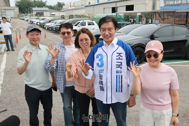 ▲ 조국 조국혁신당 평택을 국회의원 보궐선거 후보가 지난 26일 경기 평택시 한온시스템을 찾아 시민들과 인사를 나누는 모습. ⓒ이종현 기자