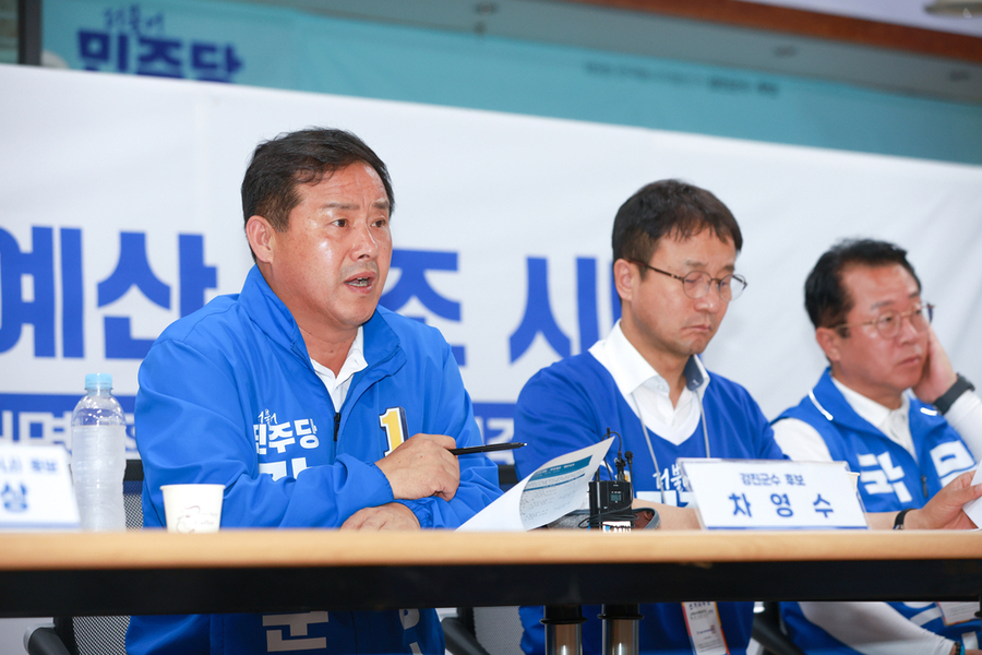 ▲ 차영수 강진군수 후보, 한병도 원내대표에 강진 5대 현안 건의(좌측부터 차영수 강진군수 후보, 한병도 더불어민주당 원내대표, 문금주 국회의원)ⓒ차영수 더불어민주당 강진군수 후보 제공