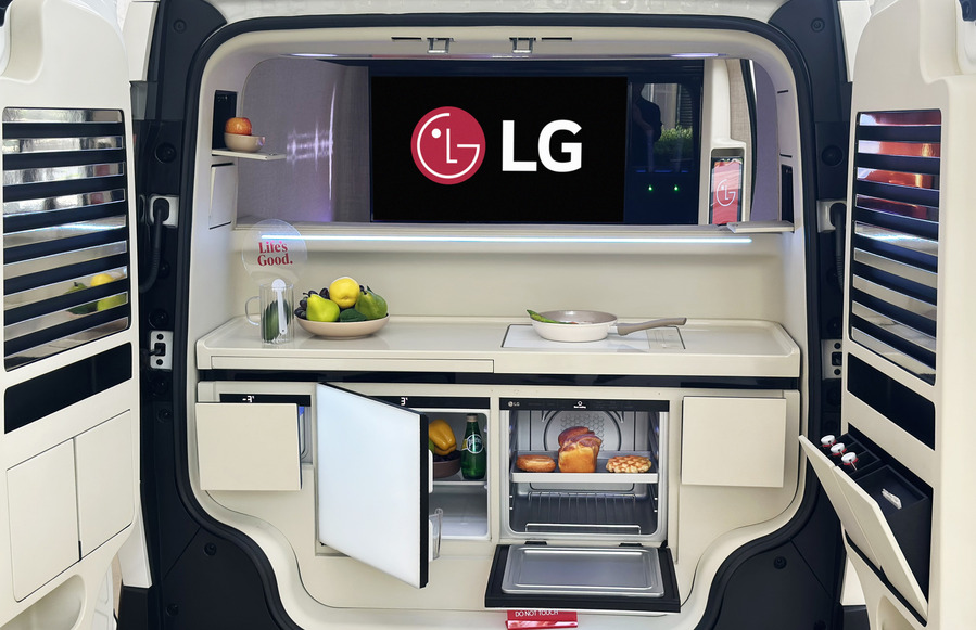 ▲ LG전자가 8월 말까지 '해비치 호텔&리조트 제주'에서 기아 PV5 차량에 냉장고·오븐·와인셀러 등 가전과 맞춤 가구 접목해 야외 활동에 특화한 모빌리티 '슈필라움 글로우캐빈'을 전시한다.ⓒLG전자