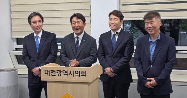 ▲ 더불어민주당 전문학 후보와 조국혁신당 유지곤 후보가 전격 단일화를 선언하며 ‘정권 심판’과 ‘민생 회복’을 축으로 한 공동 전선을 구축했다. ⓒ김경태기자