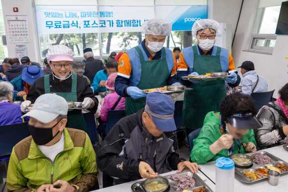 ▲ ﻿이희근 포스코 사장(가운데)과 급식대가 이미영 셰프, 오창석 포항제철소 제강부 명장이 포항 송도동 송림노인복지관에서 특별 배식 봉사를 하고 있다. ⓒ포스코