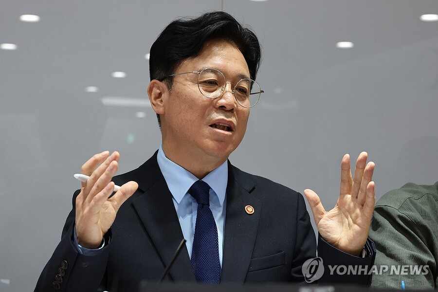 ▲ 김영훈 고용노동부 장관이 27일 정부세종청사 고용노동부 기자실에서 열린 출입기자단 차담회에서 국민주권정부 1년간 이룬 성과와 삼성전자 노사문제 등 노동 현안에 대해 발언하고 있다. ⓒ연합뉴스
