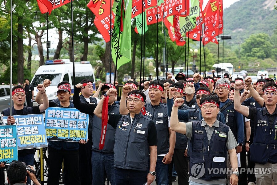 ▲ 양대 노총 소속 타워크레인 노조원들이 27일 청와대 앞에서 총파업 돌입을 선언하고 있다. ⓒ연합뉴스