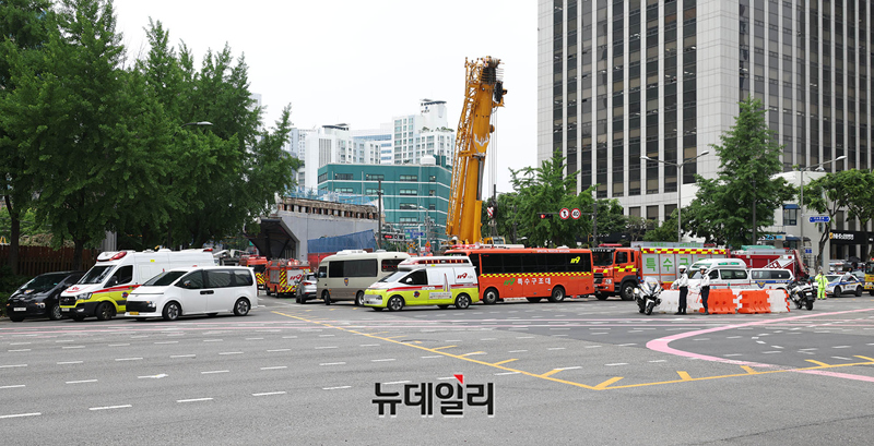 ▲ 서울 서대문구 서소문 고가차도 철거 공사 현장에서 상판 구조물이 무너지는 사고가 발생한 가운데 26일 오후 사고 현장에서 소방당국 관계자들이 현장을 수습하고 있다. ⓒ서성진 기자