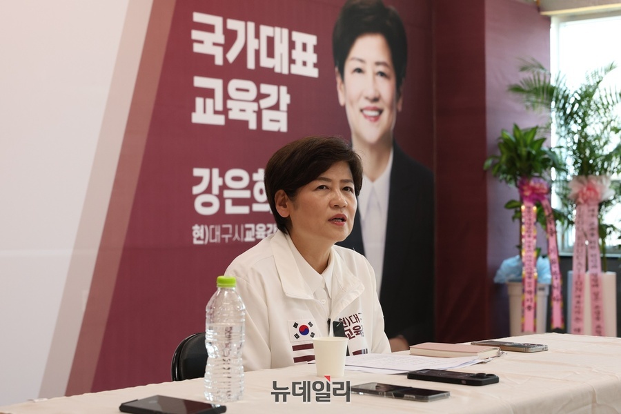 ▲ 전국학부모단체연합은 지난 26일 입장문을 통해 강 후보가 공교육 혁신과 미래 교육 환경 구축 과정에서 학부모들과 긴밀히 소통하며 현장의 변화를 이끌어왔다고 평가하며 ‘학부모 지지 교육감 후보’로 선정했다.ⓒ전국학부모단체연합