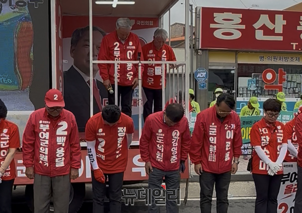 ▲ 이용우 후보는 확성기 없이 주민들과 눈을 맞추며 인사를 건네는 방식으로, 말보다 태도로 마음을 전하는 선거운동을 이어갔다.ⓒ김경태기자