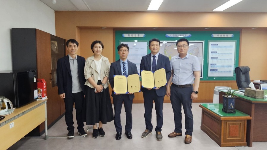 ▲ 한국농어촌공사 나주지사는 27일 나주상업고등학교와 지역사회 발전 및 미래 인재 양성을 위한 업무협약 체결 후 관계자들과 함께 단체촬영을 하고있다.(좌측부터 3번째 류화열 한국농어촌공사 나주지사장, 4번째 이동훈 나주상업고등학교 교장, 5번째 김준현 농지은행 관리부장)ⓒ한국농어촌공사 나주지사 제공
