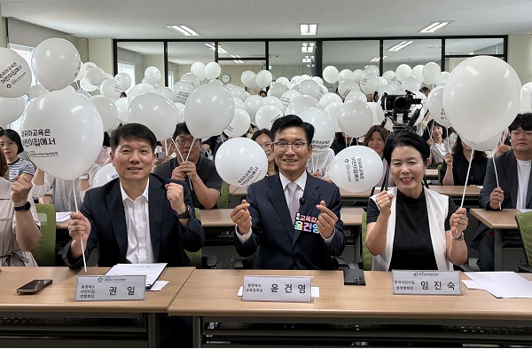 ▲ 윤건영 충북교육감 후보가 27일 충북어린이집연합회 사무실에서 회원들과 제안 및 간담회를 했다.ⓒ윤건영 후보 캠프 제공