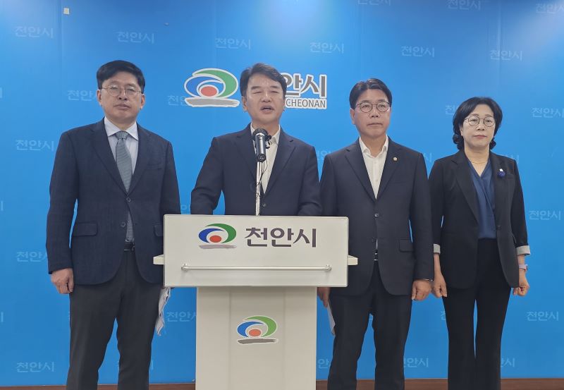 ▲ 장기수 후보 상임선대위원장 문진석 국회의원을 비롯한 민주당측 인사들이 기자회견에서 박찬우 후보측이 현수막을 통해 시민 불안을 조장한다고 주장하고 있다.ⓒ정태진
