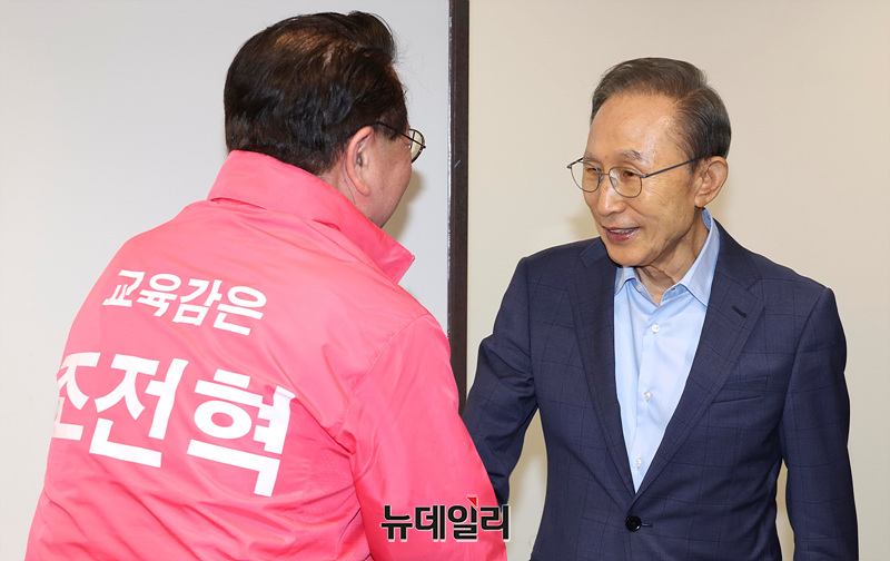 [포토] 이명박 전 대통령과 인사 나누는 조전혁 후보