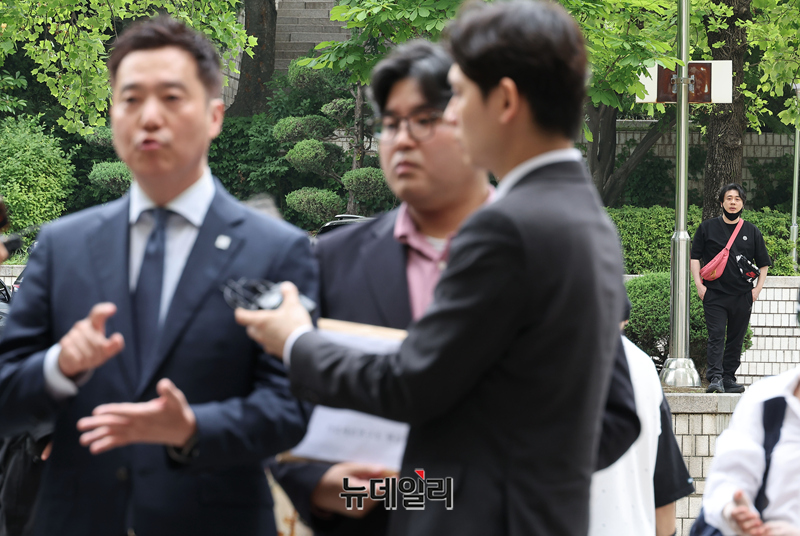▲ 배우 김수현의 명예를 훼손한 혐의를 받고 있는 김세의 가로세로연구소 대표가 26일 오전 서울 서초구 서울중앙지법에서 열린 구속 전 피의자 심문(영장실질심사)에 출석하며 취재진의 질의에 답하는 가운데 유튜브 채널 장사의신 은현장(우측)이 이 모습을 지켜보고 있다. ⓒ정상윤 기자