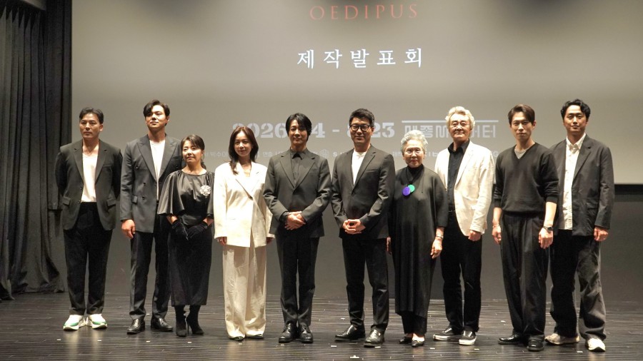 ▲ 연극 '오이디푸스' 제작발표회에 참석한 배우들이 단체사진을 찍고 있다.ⓒ수컴퍼니