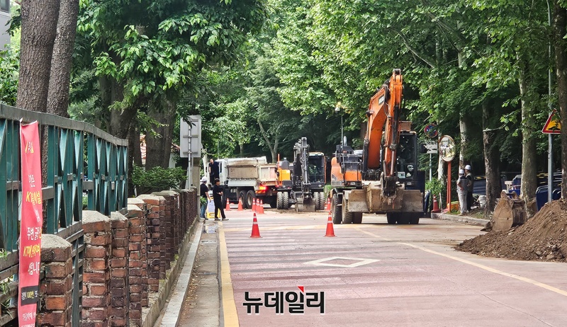 ▲ 27일 오후 12시 40분께 서울 강남구 수서동에 있는 신동아아파트에서 매몰 사고가 발생했다. ⓒ배정현 기자