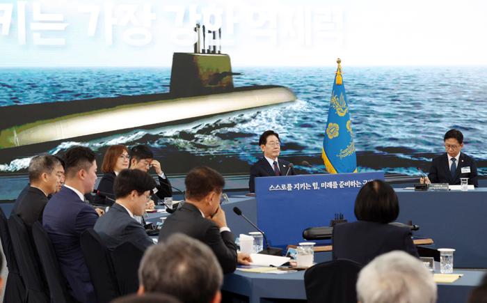 ▲ 이재명 대통령이 지난 26일 경남 창원시 진해구에서 열린 '제1회 미래국방전략위원회'에서 핵추진잠수함 기본 계획 발표를 듣는 모습. ⓒ뉴시스