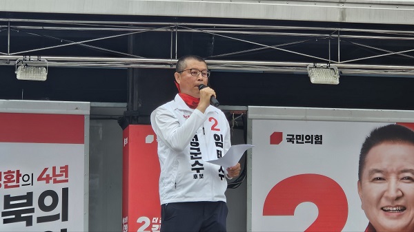 ▲ 임택수 음성군수 후보가 27일 음성장터에서 '음성 시청사 논란'과 관련 설명을 하고 있다.ⓒ임택수 후보 캠프 제공