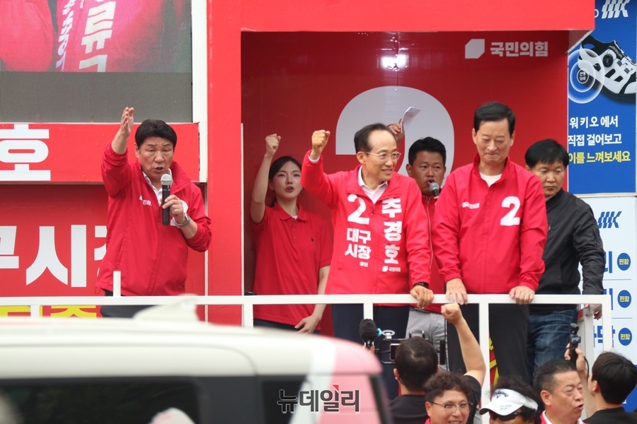 ▲ 강대식 의원(왼쪽)은 27일 방촌시장 지원유세에서 “대구시가 지난해 초부터 신공항 건설과 관련한 재정 지원을 요청해 왔지만 제대로 해결되지 않았다”며 “이재명 대통령이 현장을 방문해 사진만 찍고 가는 것이 아니라 실질적인 해결 방안을 제시해야 한다”고 지적했다.ⓒ뉴데일리