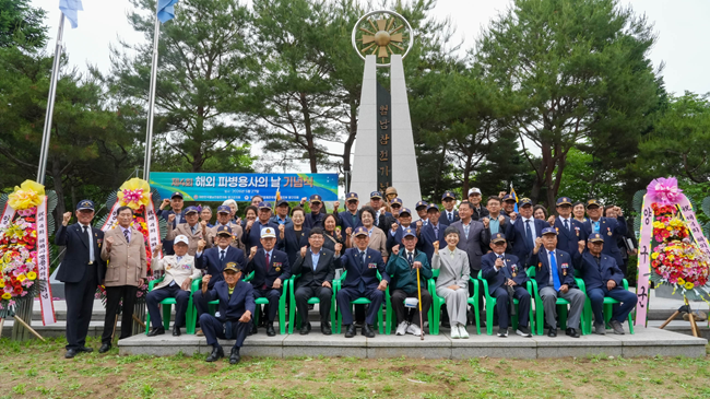 ▲ 대한민국월남전참전자회 양구군지회가 27일 양구군 국토정중앙면 월남전참전기념탑에서 지역 유관기관·단체장, 월남전 참전 전우회원 및 유가족 등 80여 명의 내외빈이 참석한 가운데 '제4회 해외 파병용사의 날 기념식'을 개최했다. ⓒ강원서부보훈지청