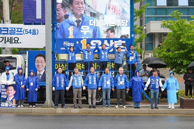 ▲ 우상호 후보가 태백에서 김영진·백승아 국회의원과 6월 항쟁에 함께 했던 배우 우현 씨와 동행해 본인과 김동구 태백시장 후보에 대한 지지를 호소했다. ⓒ우상호 후보 캠프 제공