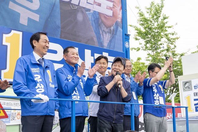▲ 우상호 후보가 태백에서 김영진·백승아 국회의원과 6월 항쟁에 함께 했던 배우 우현 씨와 동행해 본인과 김동구 태백시장 후보에 대한 지지를 호소했다. ⓒ우상호 후보 캠프 제공