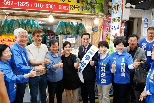 ▲ 우상호 후보는 정선아리랑시장 장날을 맞아 거점 유세를 펼치며 강원 남부·내륙 권역을 관통하는 민생 소통 행보를 이어갔다. ⓒ우상호 후보 캠프 제공