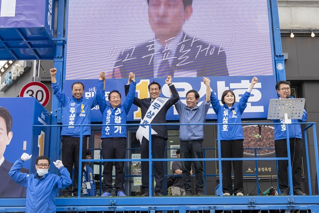 ▲ 우상호 후보는 봉평장을 찾아 영서 내륙권 표심 결집을 위한 집중 유세를 펼쳤다. ⓒ우상호 후보 캠프 제공