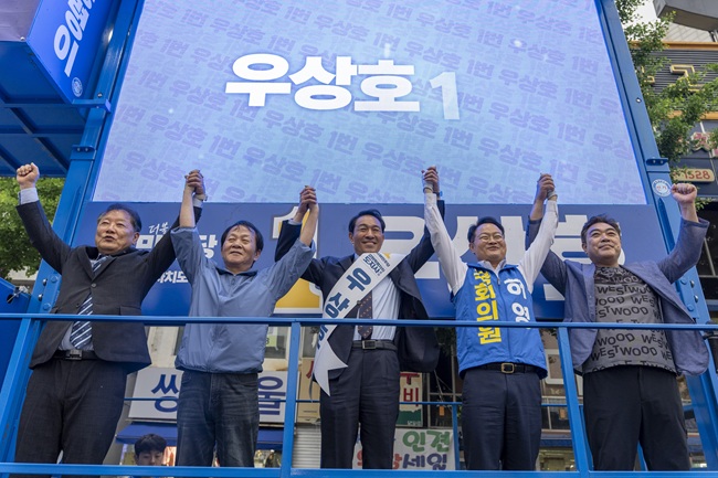 ▲ 춘천 팔호광장 유세에는 허영 국회의원과 배우 우현, 이원종 씨가 함께해 우상호 후보와 춘천시장 육동한 후보에 대한 지지를 호소했다. ⓒ우상호 후보 캠프 제공