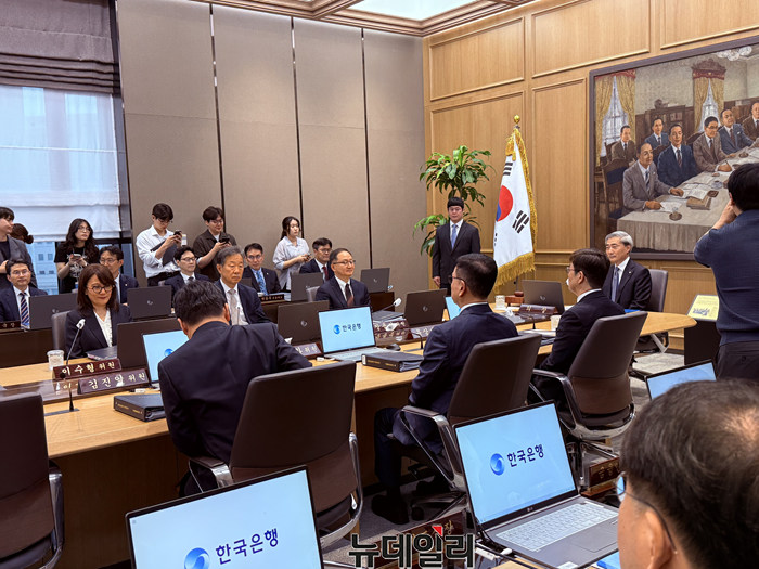 ▲ 한국은행 금융통화위원회에서 신현송 총재와 금통위원들이 5월 통화정책방향 결정 회의를 진행하고 있다 ⓒ김성현 기자