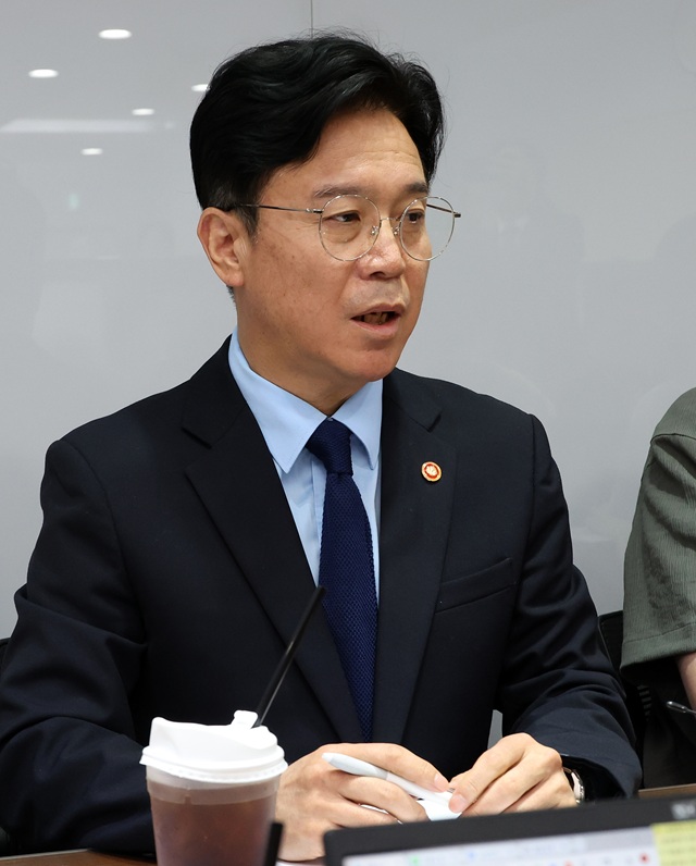 ▲ 김영훈 고용노동부장관이 지난 27일 세종시 정부세종청사에서 출입기자단을 만나 고용노동 현안에 대해 발언하는 모습. ⓒ뉴시스