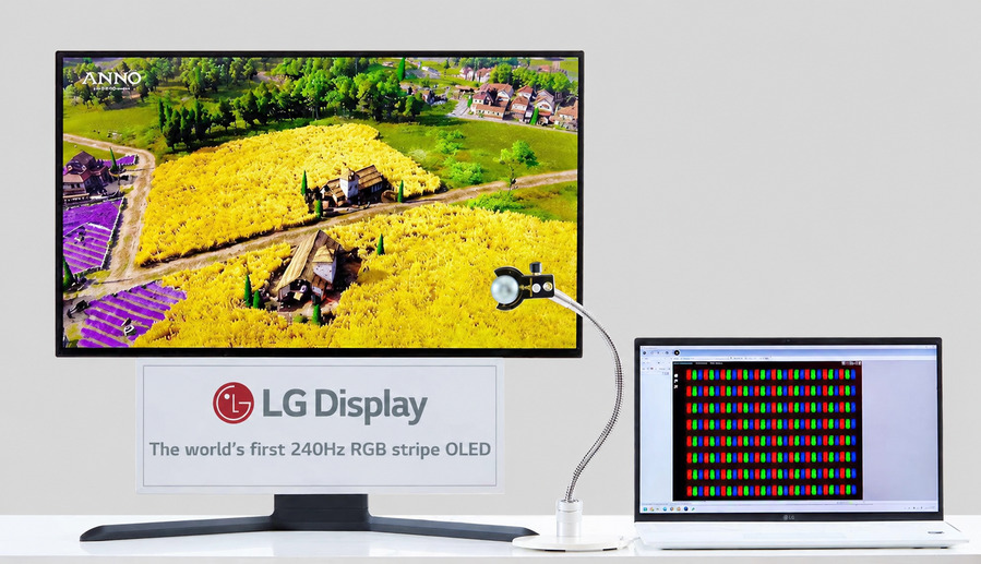 ▲ LG디스플레이의 ‘240Hz RGB 스트라이프 OLED’ 패널을 카메라로 확대해 촬영하는 모습.ⓒLG디스플레이