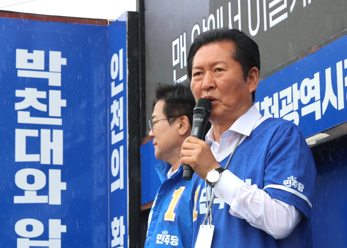 ▲ 정청래 더불어민주당 대표가 지난 27일 인천 강화군 노인복지관 앞에서 제9회 전국동시지방선거 인천시장에 출마한 박찬대 후보의 지지를 호소하는 모습. ⓒ뉴시스