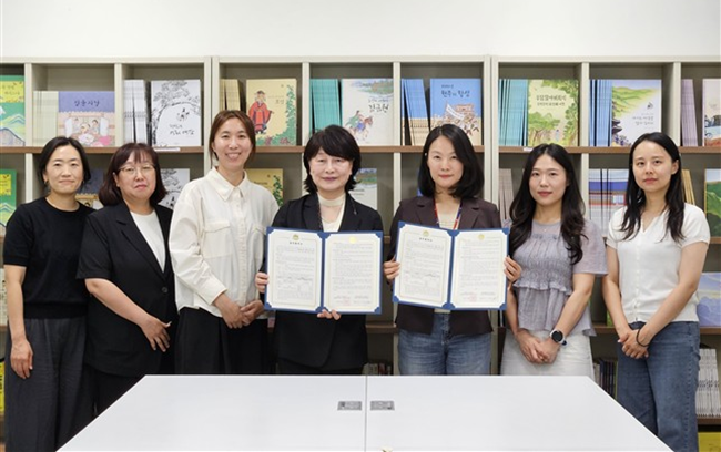 ▲ 원주시 드림스타트가 지난 22일 사회적협동조합 그림책도시와 양육자의 정서 복지 증진을 위한 업무협약을 체결했다. 협약에 따라 두 기관은 드림스타트 양육자를 대상으로 오는 29일부터 약 2달간 총 12회 걸쳐 세상에 하나뿐인 나만의 그림책을 직접 기획·제작한다. 이를 위해 사회적협동조합 그림책도시는 전문 그림책 제작 강사를 파견해 스토리 구성부터 삽화 작업, 제본까지 그림책 제작 전 과정을 전문적으로 지원한다. ⓒ원주시