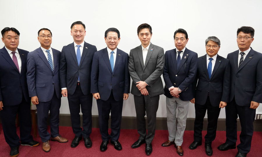▲ 일본을 방문 중인 김영록 전라남도지사가 지난 27일(현지 시간) 오사카부 청사에서 요시무라 히로후미 오사카부 지사와 국제박람회·G20 정상회의 경험 공유 등 한·일 지방정부 협력 방안을 논의 후 관계자들과 함께 기념촬영을 하고있다.ⓒ전라남도 제공