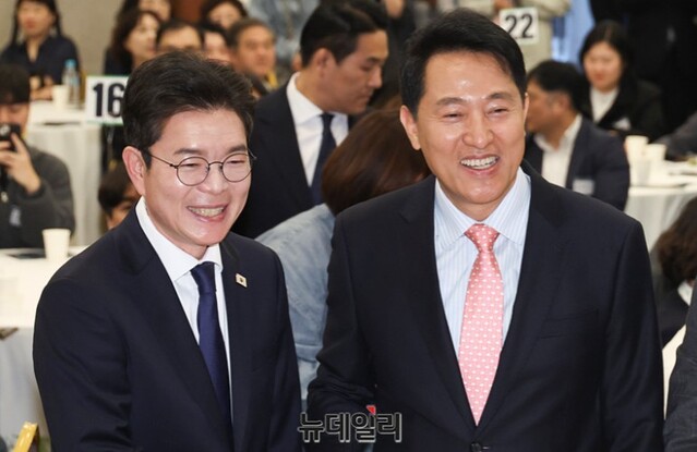 ▲ 오세훈 국민의힘 서울시장 후보와 정원오 더불어민주당 서울시장 후보가 지난달 22일 오후 서울 용산구 백범 김구 기념관에서 열린 서울시 사회복지사협회 창립 40주년 행사에서 기념촬영을 하고 있다. ⓒ뉴데일리