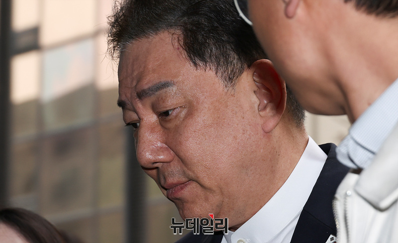 ▲ 김병기 무소속 의원이 지난달 10일 서울 마포구 서울경찰청 공공범죄수사대에 출석하고 있다. ⓒ서성진 기자