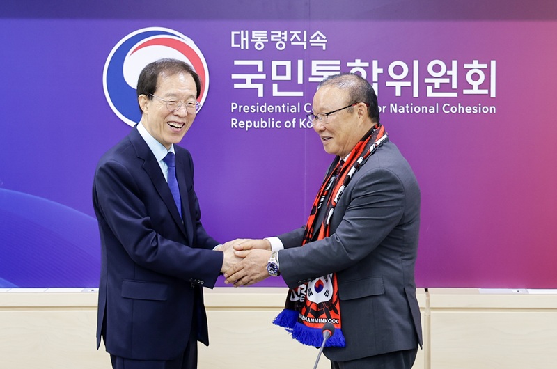 ▲ 대통령 직속 국민통합위원회(위원장 이석연, 이하 '통합위')가 28일 오전 11시 정부서울청사에서 박항서 2026 북중미 월드컵 지원단장(대한축구협회 부회장)을 통합위 홍보대사로 위촉했다. ⓒ국민통합위원회