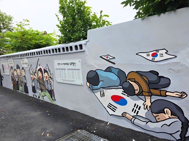▲ 보수된 조화벽 거리 벽화 모습. ⓒ양양군
