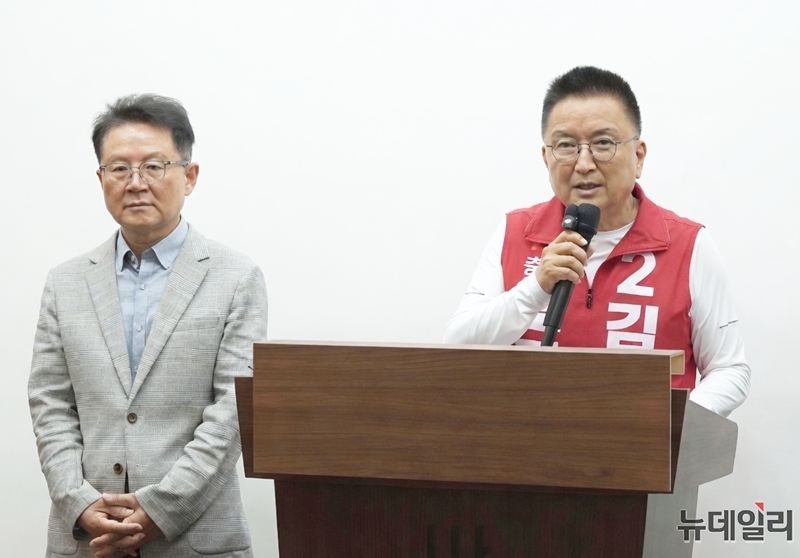 ▲ 김영환 국민의힘 충북지사 후보(오른쪽)이 윤갑근 변호사와 함께 28일 도청 브리핑룸에서 기자회견을 열고 사전투표를 독려하고 있다. ⓒ표윤지 기자