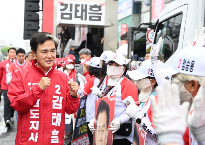 ▲ 김태흠 국민의힘 충남도지사 후보가 28일 보령에서 열린 유세 현장을 찾아 지지자들과 인사를 나누며 지지를 호소하고 있다.ⓒ선거 캠프